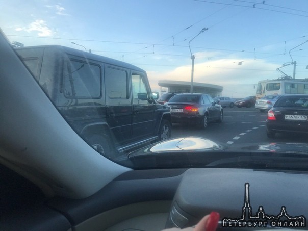 Неприятность при заезде на мост Александра Невского со стороны Обводного