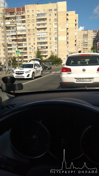 Дтп на перекрестке Афонской ул. и Вербной, такси Lion и Mazda,проезду немного мешают . Ждут ДПС