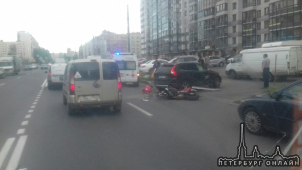 На Композиторов, перед улицей Хошимина сбили мотоциклиста