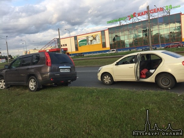 В 18.30 на улице Руставели, напротив Карусели. Водитель Chevrolet не глядя в зеркала из средней полосы...