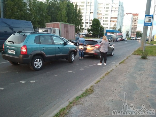 Тёти моти, что вы трёте?) На Малой Балканской девушка хлопнула Фокус.