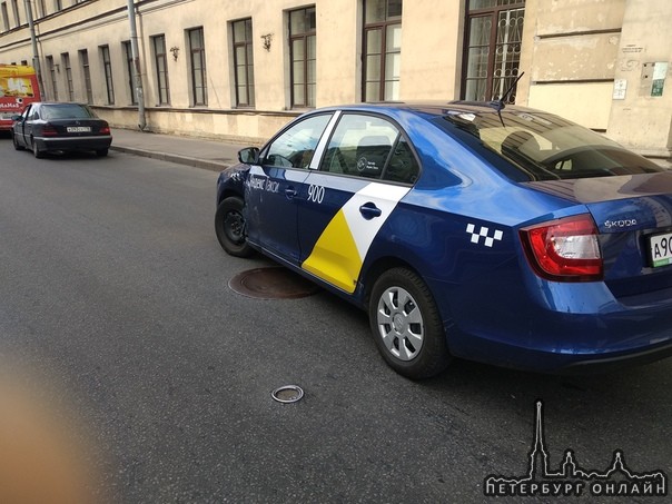 Таксист поворачивал направо с Боткинской улицы на улицу Академика Лебедева по стрелке с горящими осн...