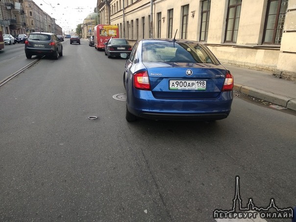 Таксист поворачивал направо с Боткинской улицы на улицу Академика Лебедева по стрелке с горящими осн...