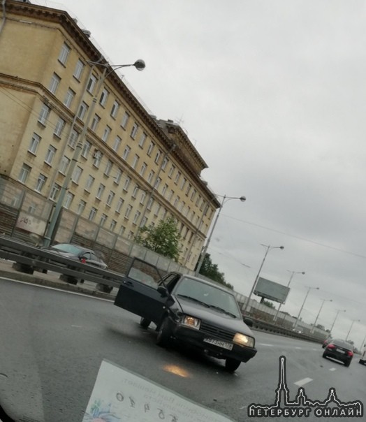 На мосту в Автово, в сторону Жукова встреча любителей стоять под дождем