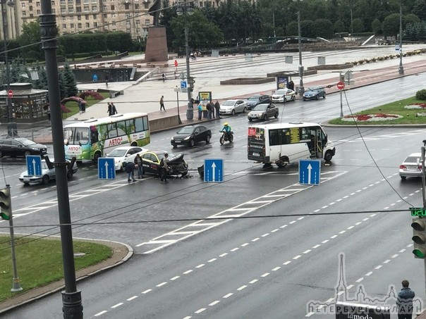 На пересечении Московского и Типанова таксист привез в маршрутку, Инспектор появился через минуту
