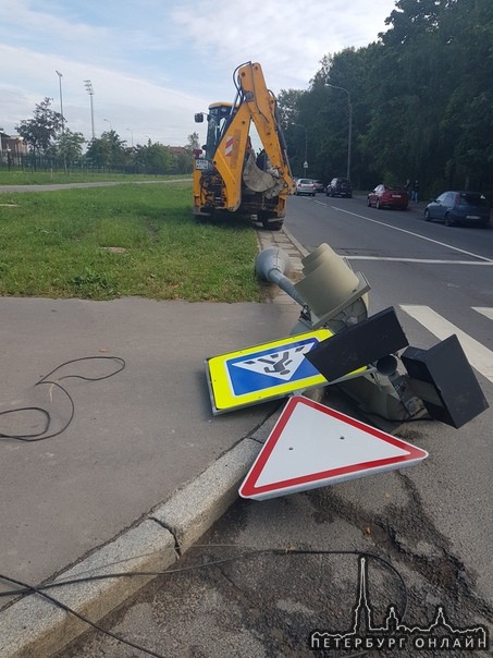 В Пушкине погрузчик экскаватор завалил светофор на перекрестке Ленинградской и Школьной.