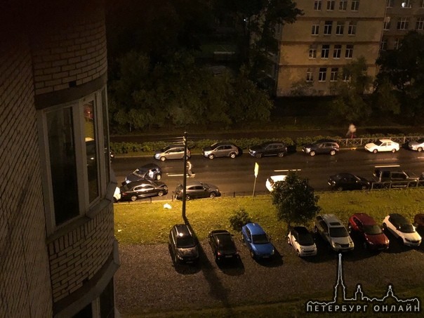 На Варшавской 19к2, Nissan Кашкай с грохотом влетел в припаркованные машины, в итоге пострадало 4 а...