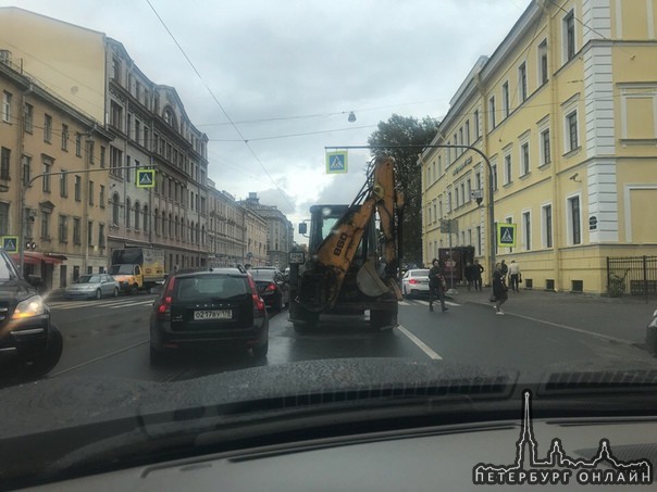 Солярису прилетело ковшом перед ПП на Звенигородской у метро.