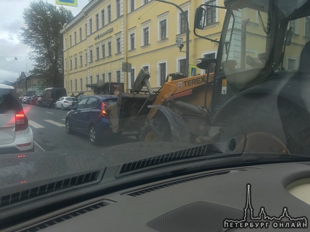 Солярису прилетело ковшом перед ПП на Звенигородской у метро.