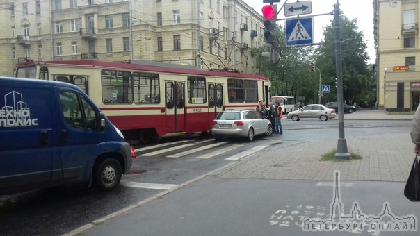 Водитель Audi надеялся, что трамвай поедет прямо по 1-му Муринскому, и не будет поворачивать направо...