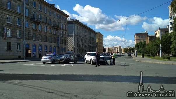 Жигули и новый Ford Эксплорер столкнулись на перекрестке улицы Швецова и Лермонтовского переулка.