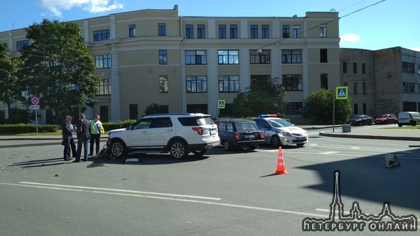 Жигули и новый Ford Эксплорер столкнулись на перекрестке улицы Швецова и Лермонтовского переулка.