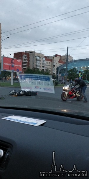 На перекрестке Ленинского проспекта и Бульвара Новаторов. Видимо, столкнулись 2 мотоциклиста, потому...