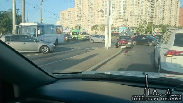 ДТП на перекрестке Ленинского и Маршала Жукова. Собирается пробка в центр.