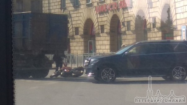 На площади Калинина в ДТП попали мусоровоз и мотоциклист... Все живы, общаются