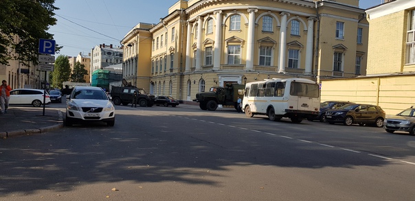 Подъездной переулок перед Загородный проспектом перекрыт военными.