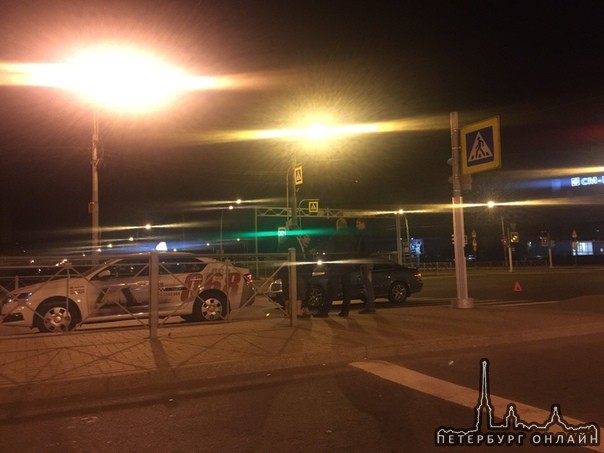 Ночное рандеву на перекрёстке Дунайского и Бухарестской. Два такси и mercedes. Стоят общаются, все ж...