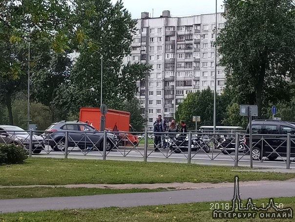 ДТП с участием мотоциклиста на Пулковском шоссе. Вроде пострадавших нет