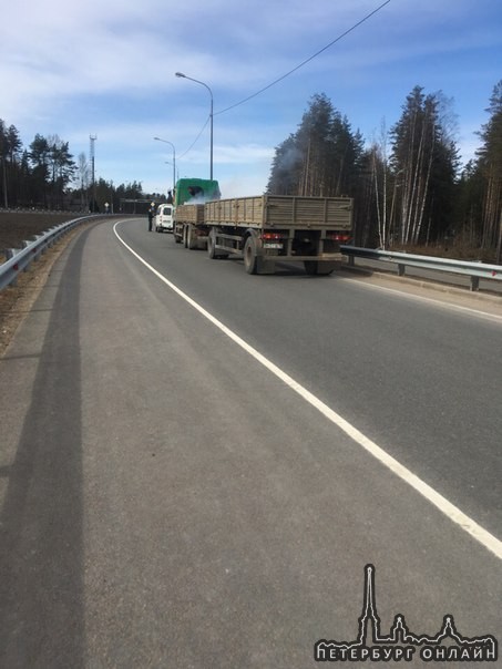 Загорелся кузов грузовика у выезда с Васкелово на Новоприозерское шоссе в сторону Сосново, водитель ...