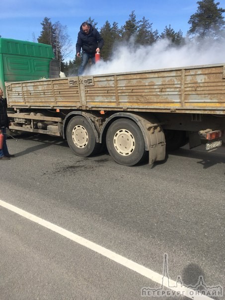 Загорелся кузов грузовика у выезда с Васкелово на Новоприозерское шоссе в сторону Сосново, водитель ...