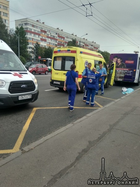 У перекрестка проспекта Маршала Жукова и улицы Маршала Казакова женщина упала под автобус ...