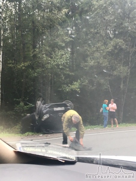 На Киевском шоссе после Сорочкино серьезное ДТП одна машина на крыше в кювете