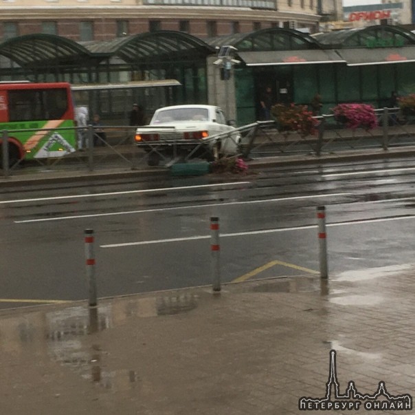 На повороте у метро Комендантский проспект, водитель не удержал Волгу в колее с водой, потерял управ...