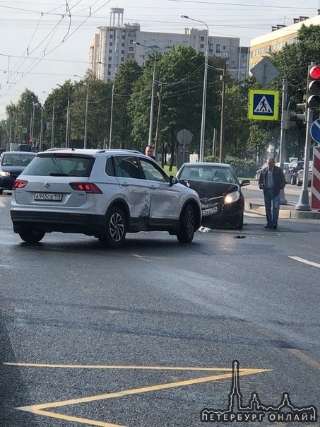 Прям на глазах, водитель БМВ поворачивал с Партизана Германа на Андреевский переулок не глядя!