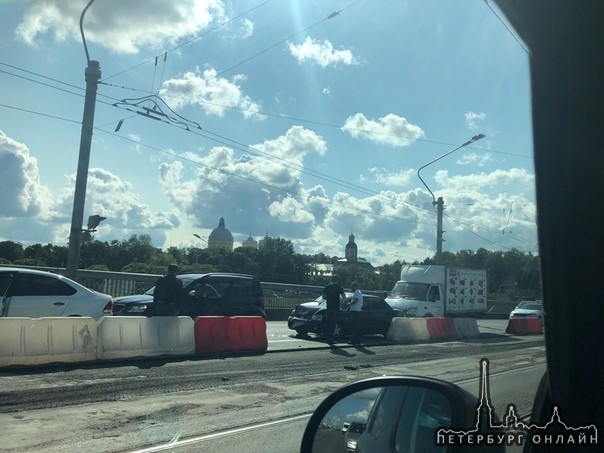4 авто на ремонтируемом мосту Александра Невского. Работает одна полоса