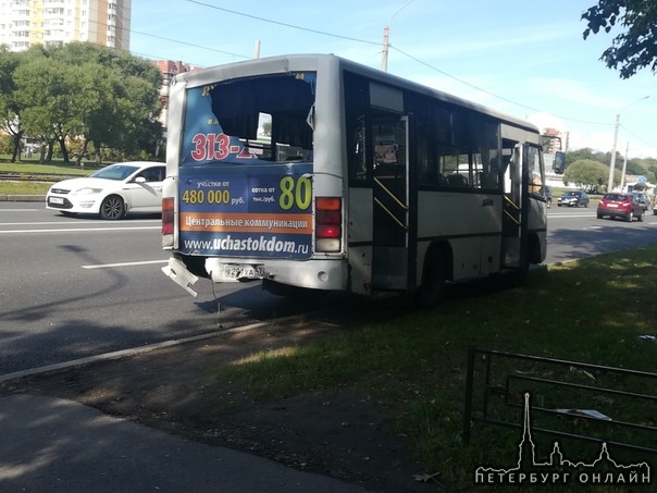 Автобус приехал в маршрутку на пр Стачек перед Соломахинским