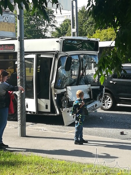 Автобус приехал в маршрутку на пр Стачек перед Соломахинским
