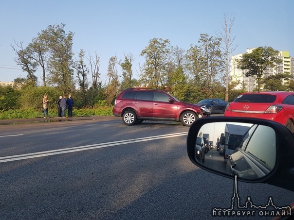 Авария в Ленсоветовском, маршрутка 610 из Тосно попала в аварию, а именно в лобовое столкновение.