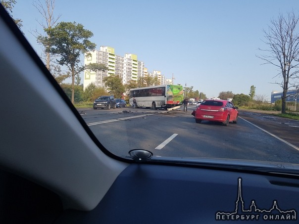 Авария в Ленсоветовском, маршрутка 610 из Тосно попала в аварию, а именно в лобовое столкновение.