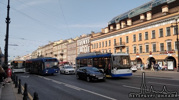 Троллейбус оборвал крепеж проводов на Невском напротив Стокмана... и провода разъехались... Будет жа...