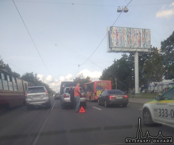 Дтп из трёх авто на Энгельса, перед Манчестерской, в сторону Выборгского шоссе.