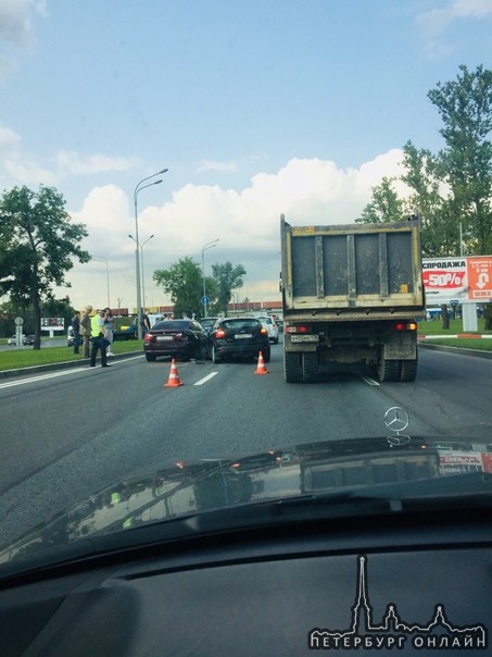 На Пулковском шоссе в сторону города ДТП из четырёх участников, сразу за съездом с када. Занимают дв...