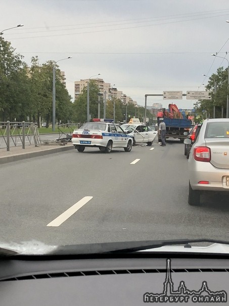 Яндекс такси сломал ограждение на Пискаревском проспекте, между пр.Маршала Блюхера и пр.Металлистов.