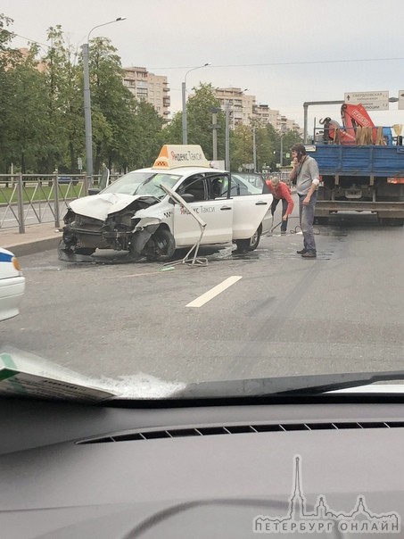 Яндекс такси сломал ограждение на Пискаревском проспекте, между пр.Маршала Блюхера и пр.Металлистов.