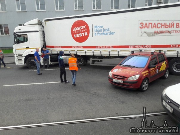 Дтп на Благодатной с Витебским. Камаз разворачивался и задел Hyundai. Стоят трамваи и троллейбусы. Об...