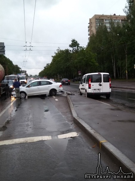 Авария случилась на мокром асфальте перекрёстка шоссе Революции и Металлистов