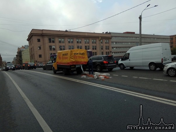 Ну улице Уральская Петрович растерял кирпичи. Хорошо, что на пешеходном переходе никого не было.