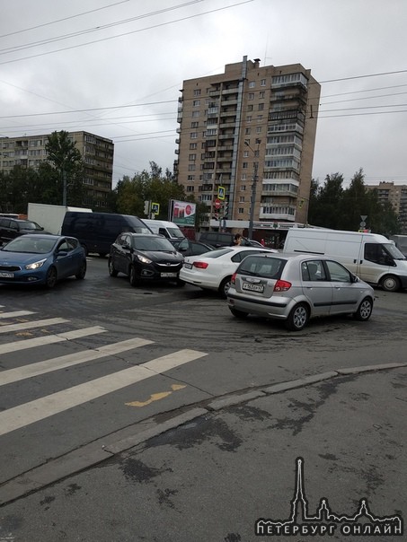 На перекрестке улицы Крыленко и проспекта Большевиков возле ТЦ Смайл, столкнулись Mercedes и Инфинит...