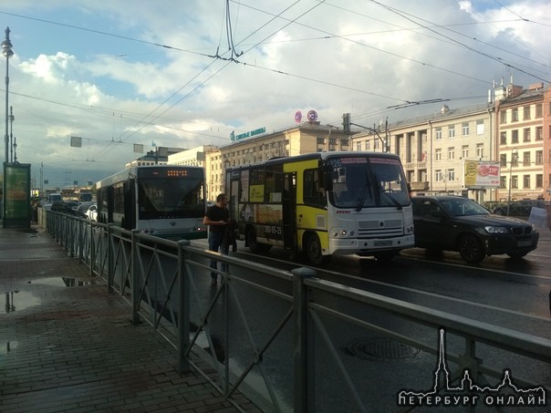 Дтп с автобусом рядом с метро Электросила.