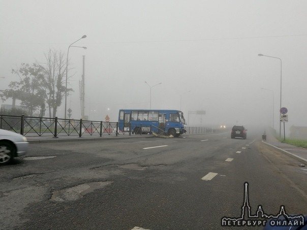 В Ручьях 205 маршрутка снесла ограждение. Никому не мешает.