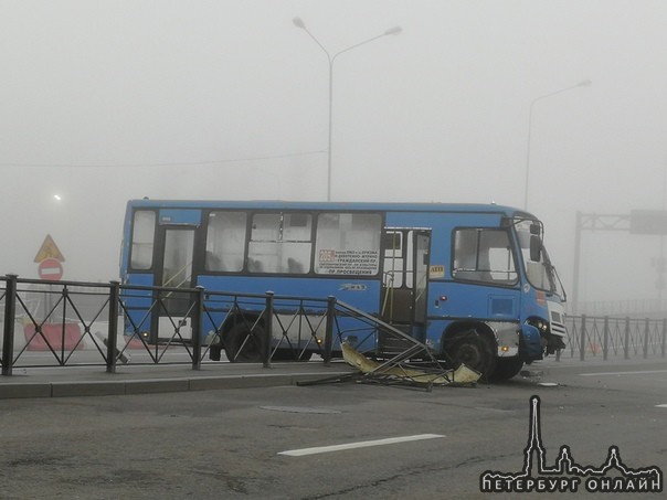 В Ручьях 205 маршрутка снесла ограждение. Никому не мешает.