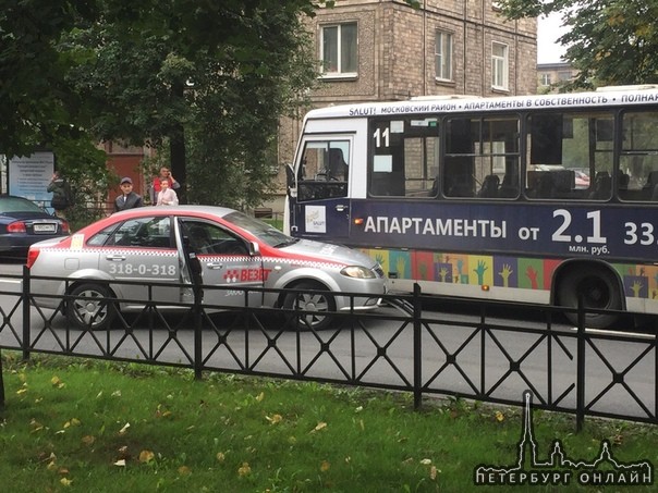 Сошлись два самых опасных существа на дороге маршрутчик и таксист, по проспекту Елизарова от улицы С...