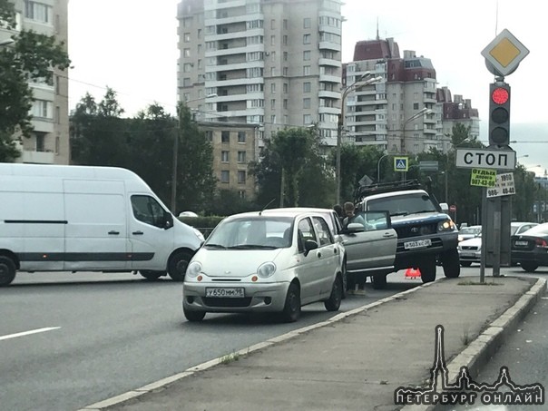 На перекрёстке Кубинской и Краснопутиловской собрались Даеву Матиз РР Эвогуе и Toyota