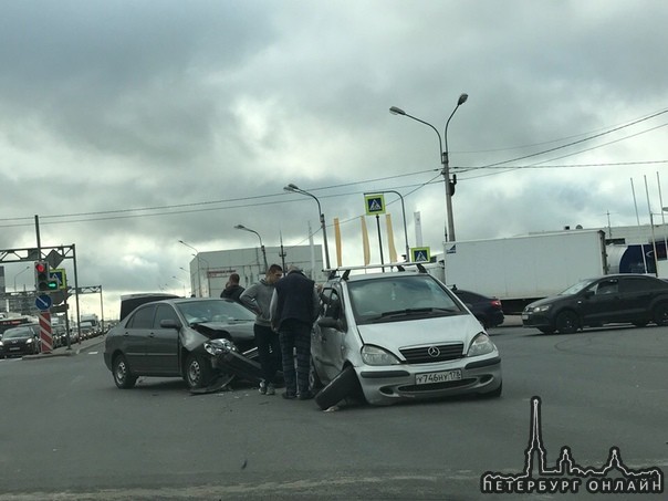 На перекрёстке Дунайского и Софийской традициям не изменяют. Мерс А класс и Вектра (?)