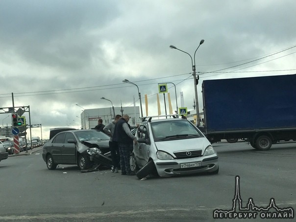 На перекрёстке Дунайского и Софийской традициям не изменяют. Мерс А класс и Вектра (?)