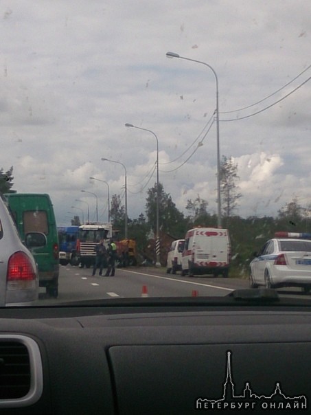 На Мурманском шоссе фуру из кювета достают двумя грузовыми эвакуаторами